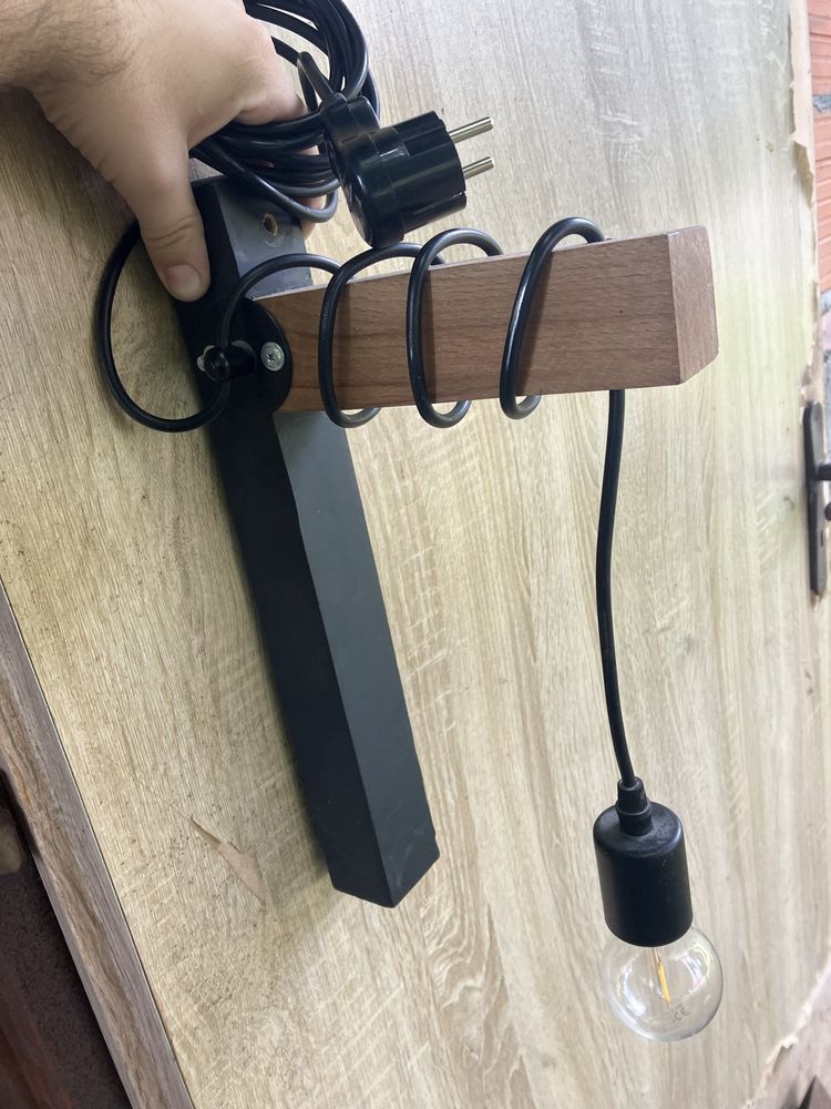 Lampa ścienna drewniano-metalowa z przewodem i żarówką