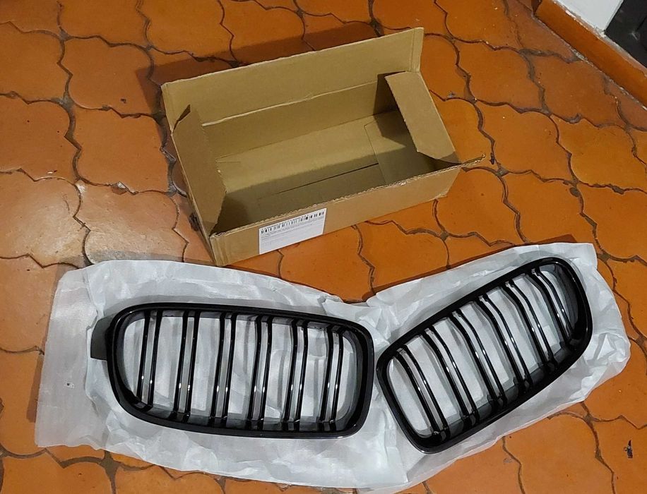 Grelha frontal BMW F30/31 preto brilhante