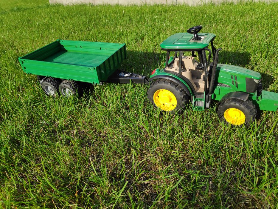 Bruder John Deere 5115 z przyczepą