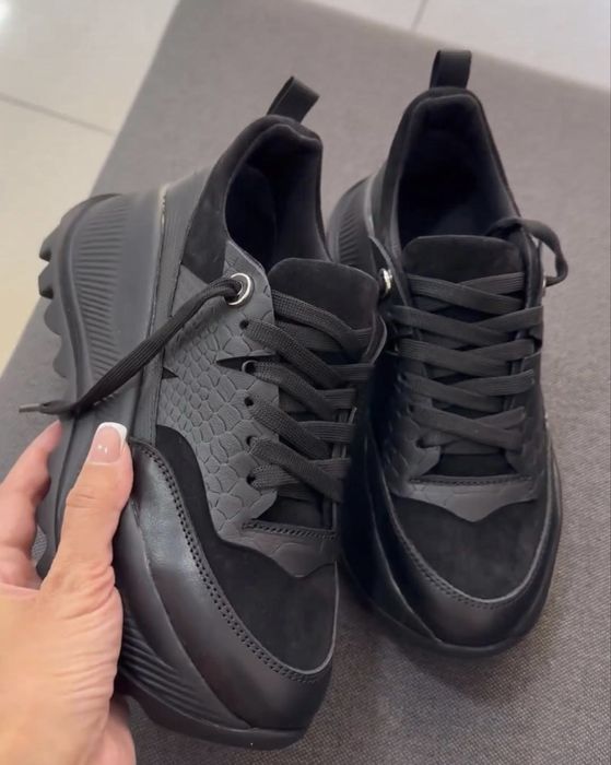 Шкіряні кросівки жіночі