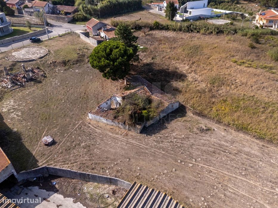 Terreno com ruína na Serra do Bouro