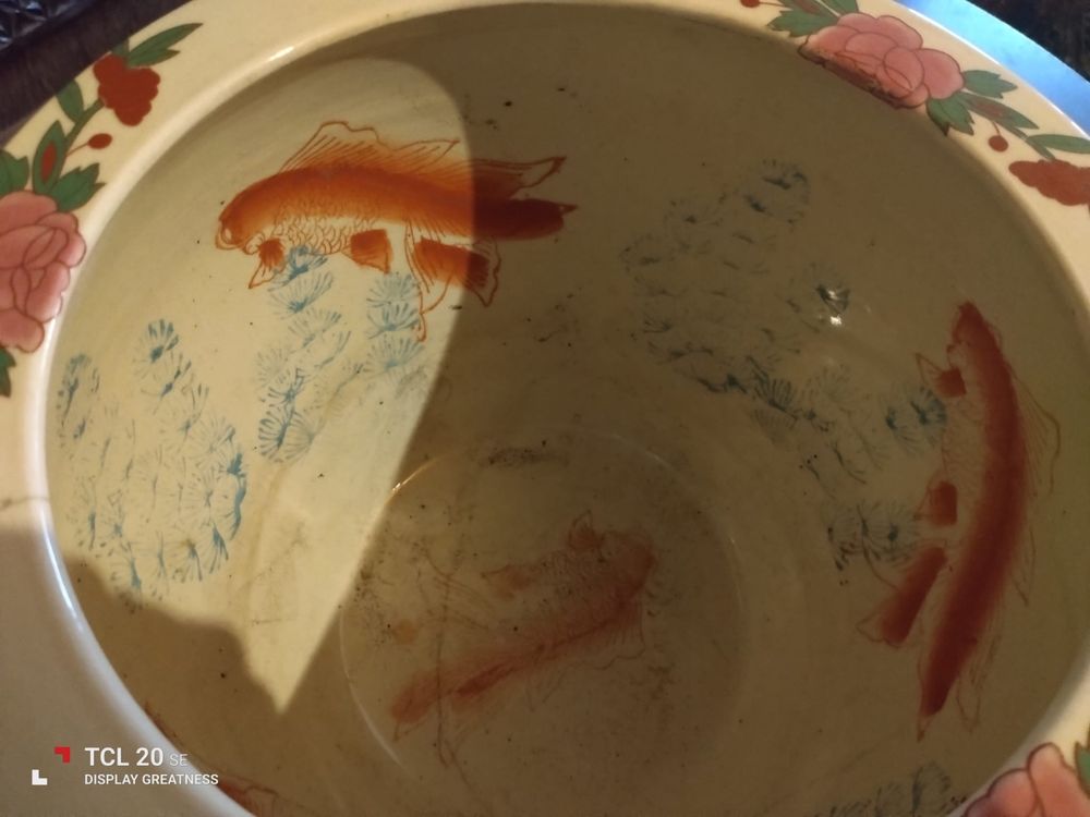 Vaso oriental com gravuras de peixes no interior