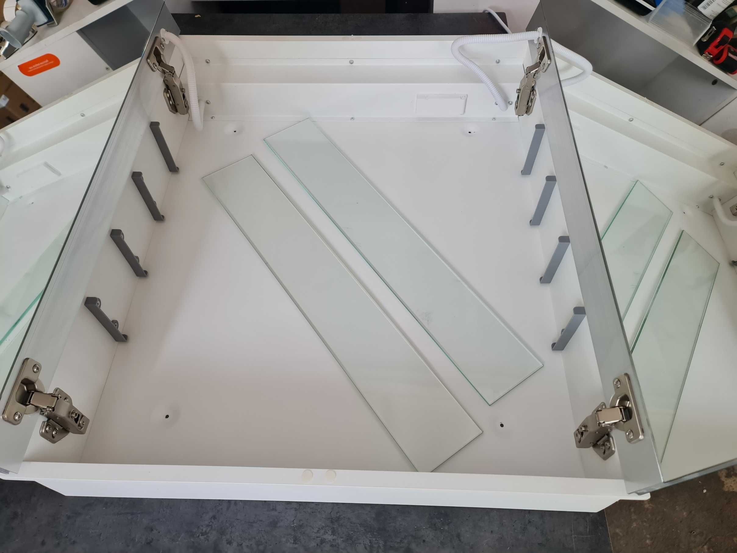 Szafka łazienkowa z lustrem i oświetleniem LED  60x70x13 cm BIAŁA