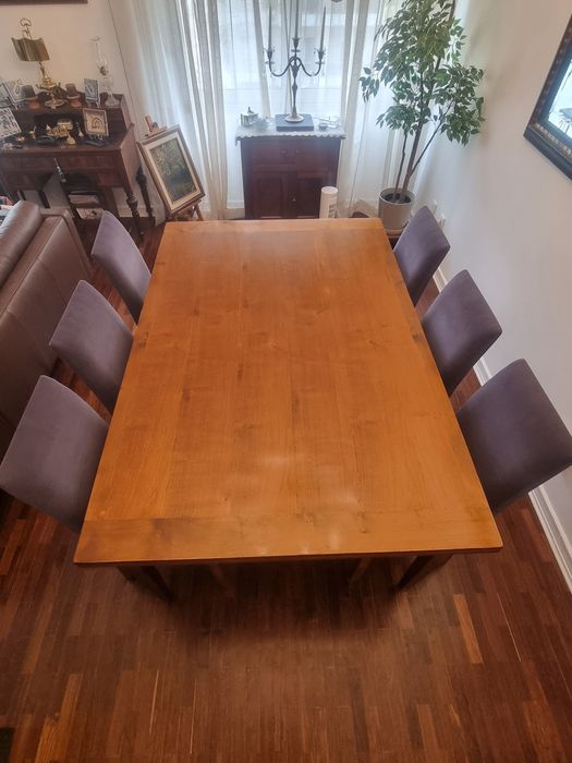 Mesa de Jantar em cerejeira, 180cm a 330cm por 120cm com 6 cadeiras.