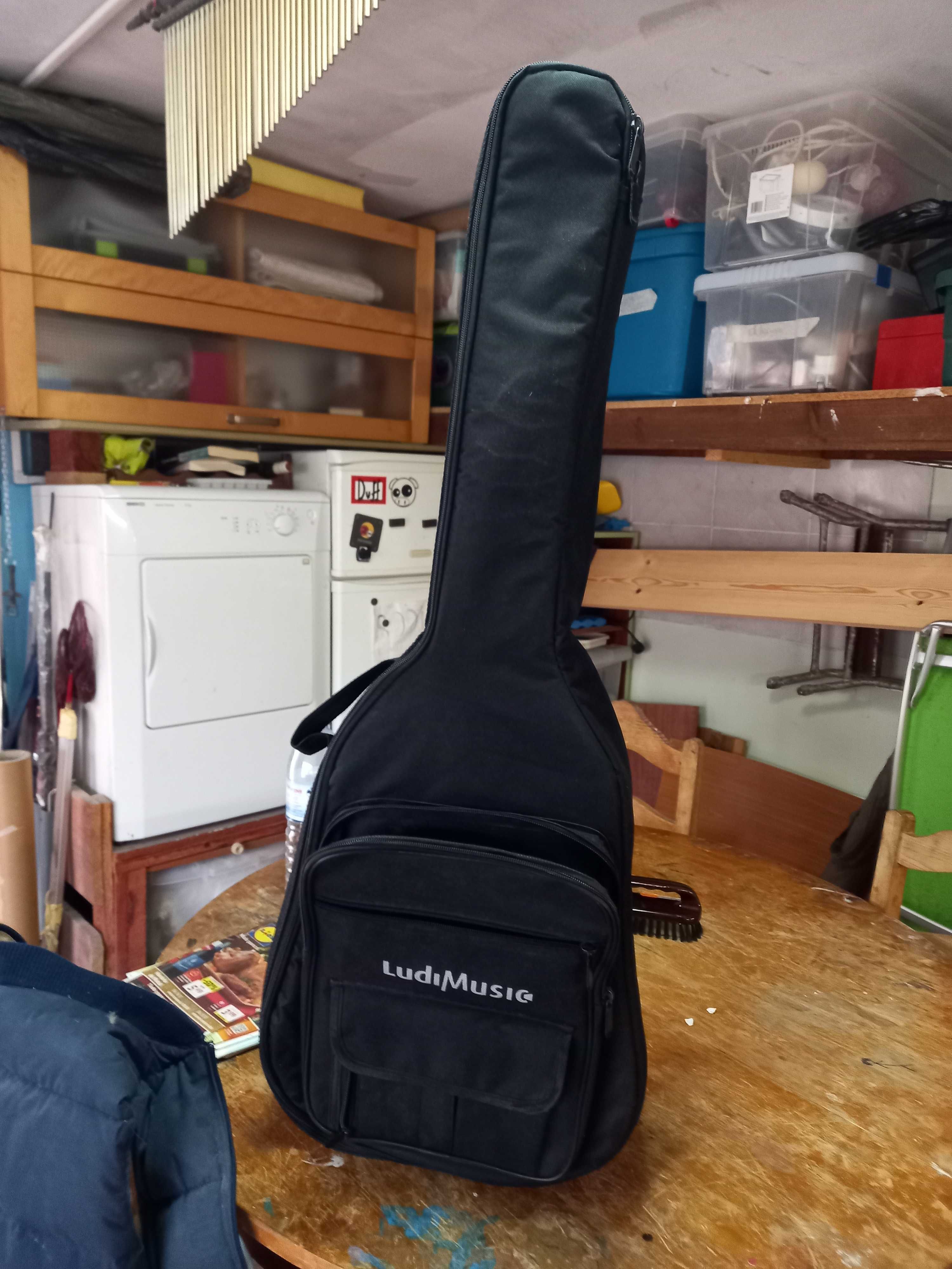 Guitarra 3/4 . 1 ano e meio de utilização. Para crianças. Com Capa