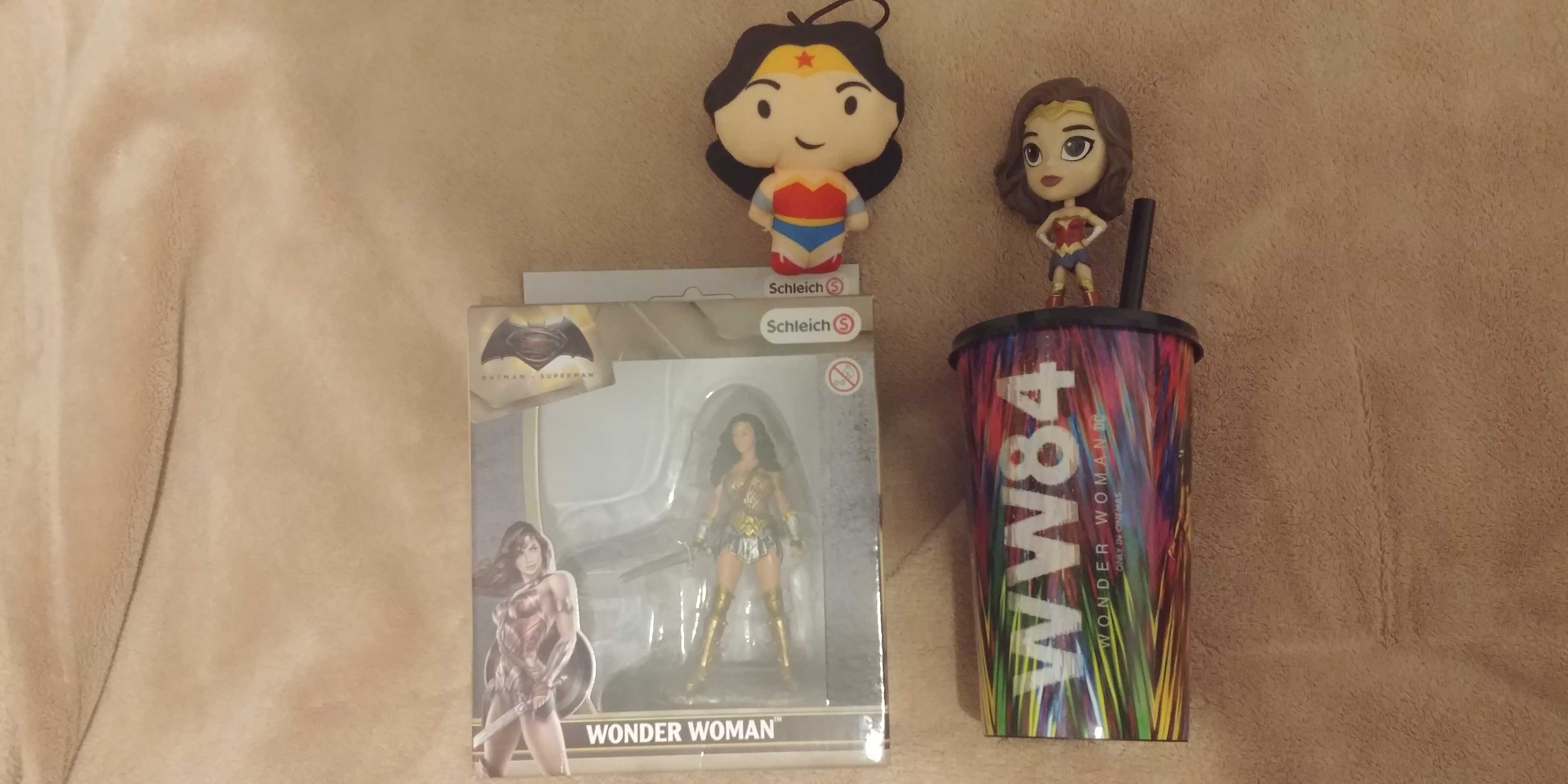 Zestaw Wonder Woman figurka, kubek + gratis