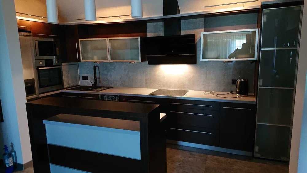 Kuchnia plus wyspa i zmywarka oraz zlew. Stan idealny