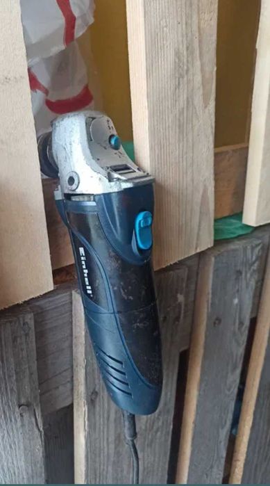 Szlifierka kątowa jedna sztuka.