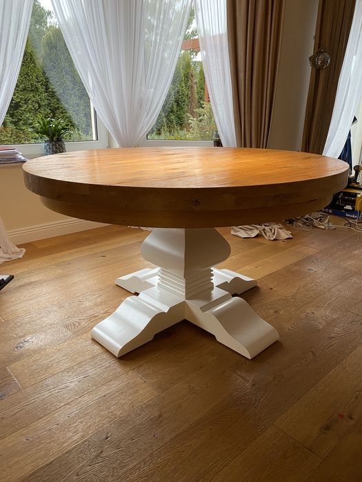 Piękny drewniany stół z litego drewna