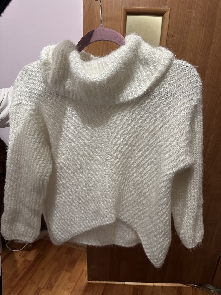 Sweter z dłuższym tyłem biały