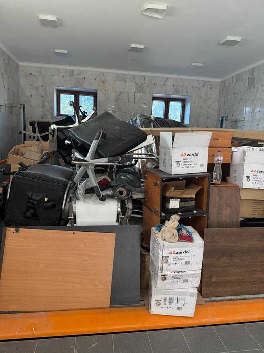 офісні меблі стільці столи тумби стелажі