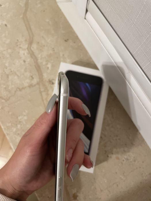 Biały iphone SE 2020