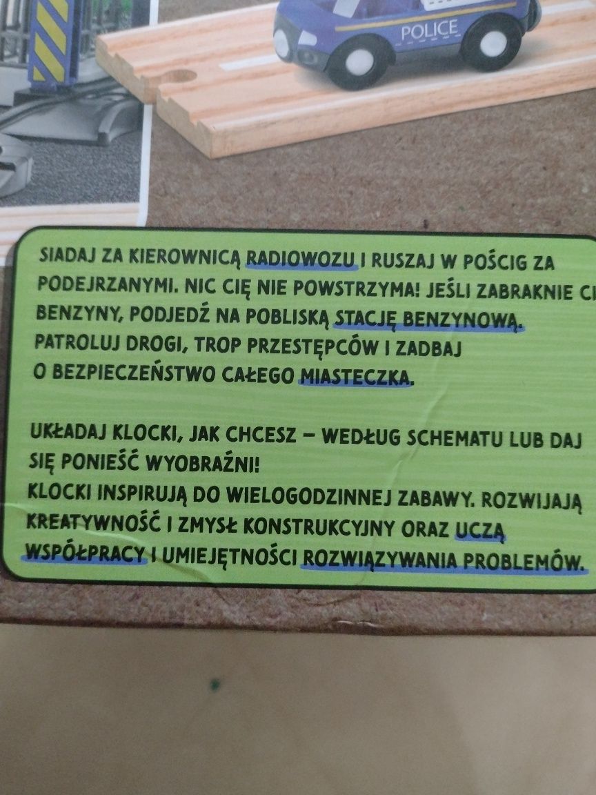 Drewniana kolejka policja i stacja interaktywna kolejka