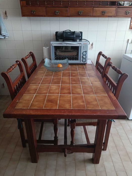 Mesa de cozinha + 4 Cadeiras