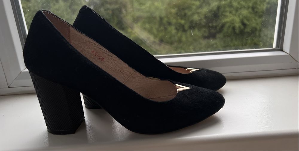 Замшеві чорні туфлі