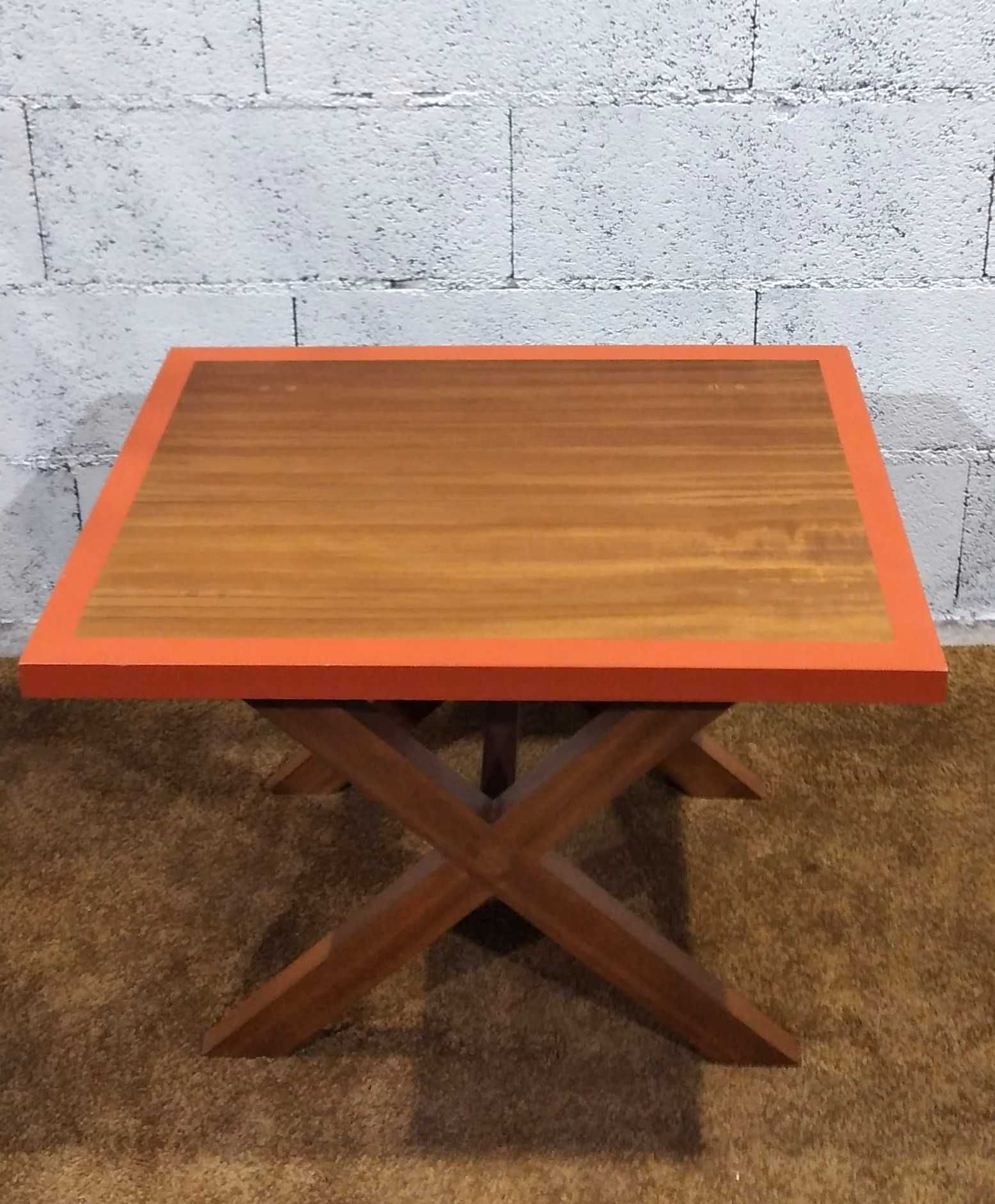 Mesa de centro/Apoio em madeira. Wooden coffee table