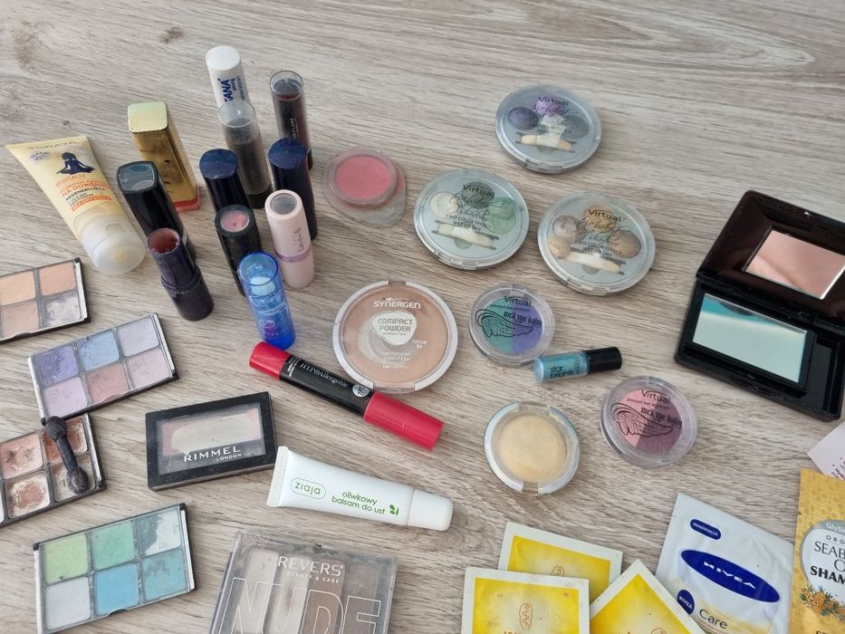 Zestaw kosmetyków cienie do oczu szminka pomadki krem lusterko