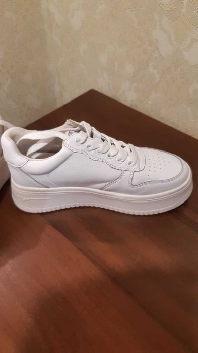 Кросівки жіночі нові