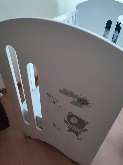 Cama de grades e colchão como novos