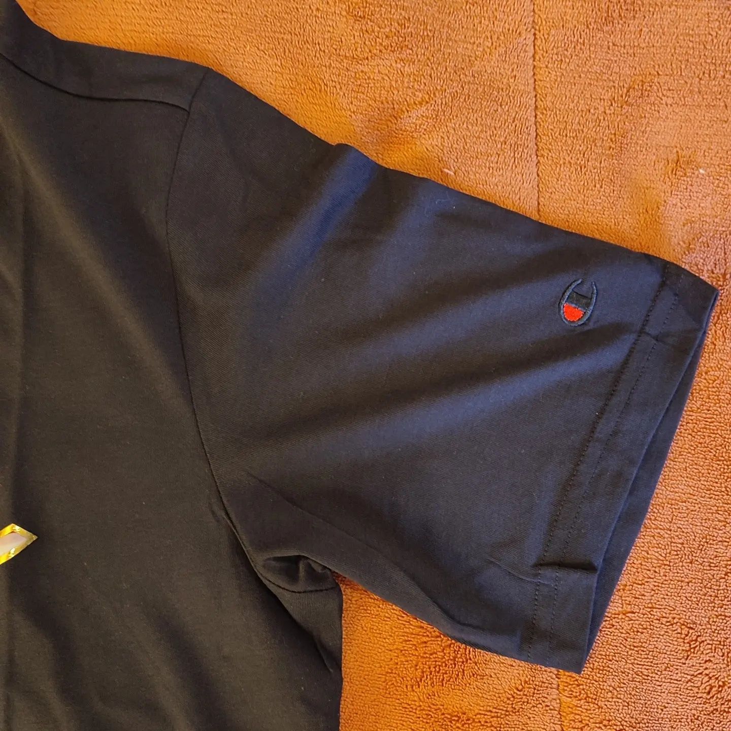 T-shirt preto azulado, parceria da Champion com um team de baseball.