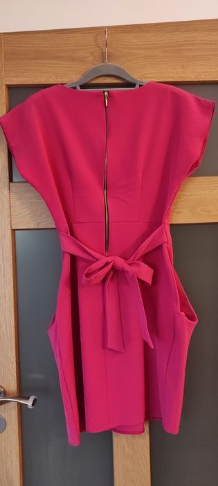 Sukienka z kieszeniami i paskiem