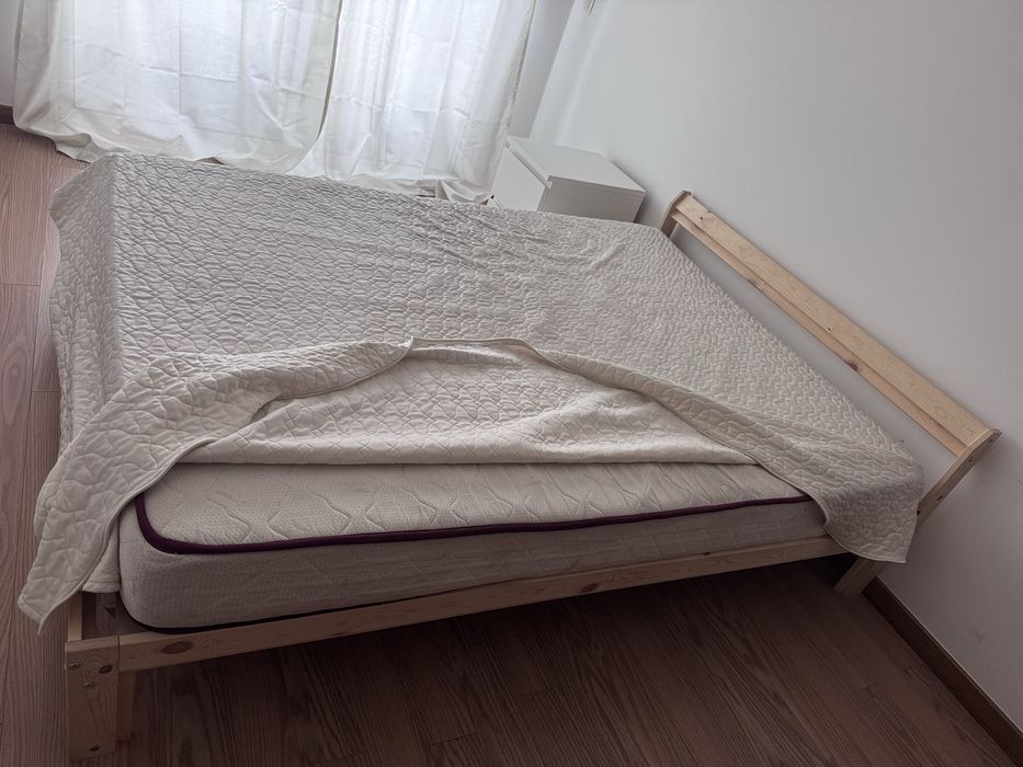 Cama casal , mesa cabeceira