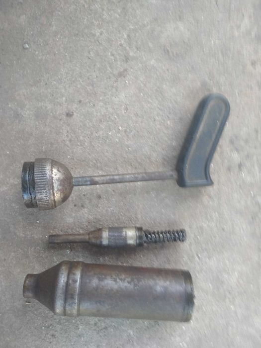 ареометр , смазочный шприц , свечной ключ