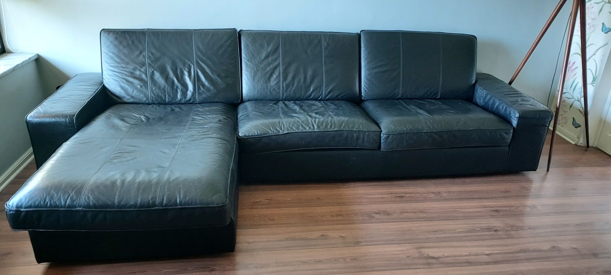Sofá 4 lugares, com chaise longue em pele preto