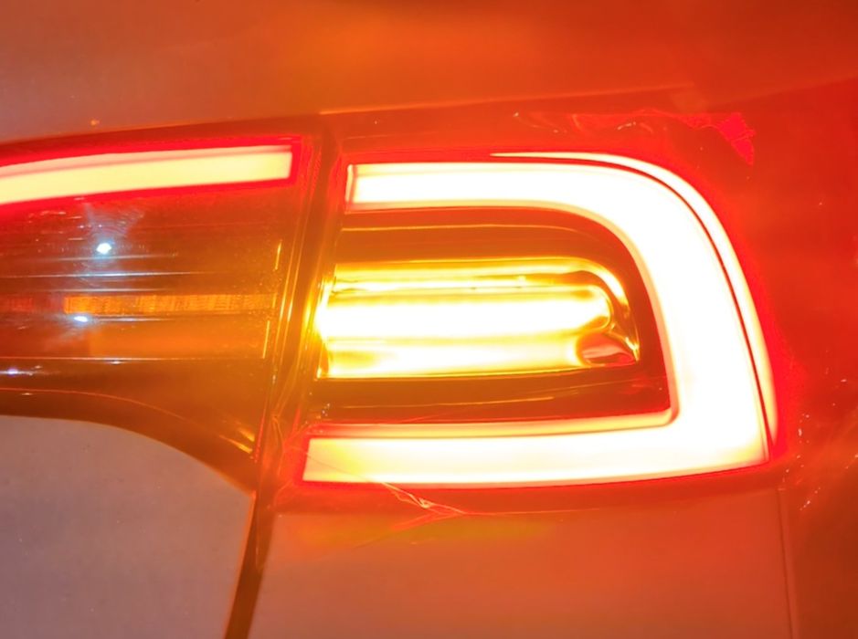 Задний фонарь Tesla Model 3 / Modes  Y,  Европа, жёлтый поворотник