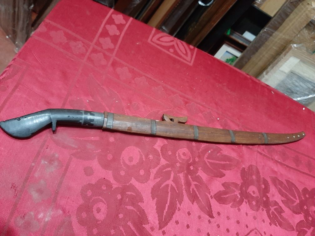 Espada muito antiga com cabo em madeira