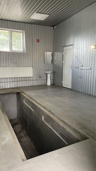 Бокс на два заїзди з ямою і підйомником.