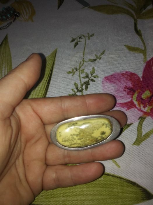 Ciężka masywna duża broszka srebro i mleczny bursztyn