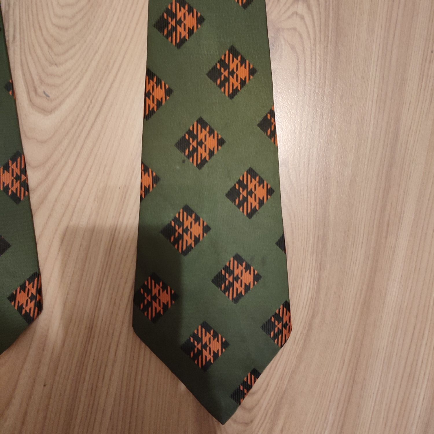 Vintage zielony krawat w pomarańczowy wzorek
Stan dobry, ma małe plamk