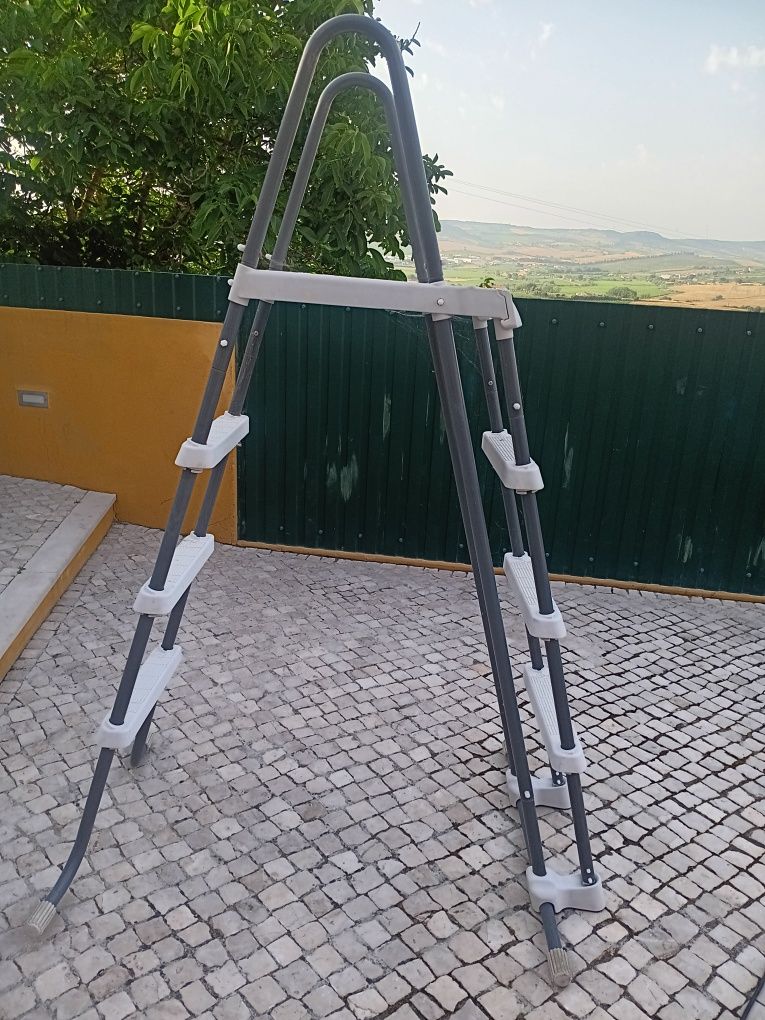 Escada,bomba e filtro de piscina.
