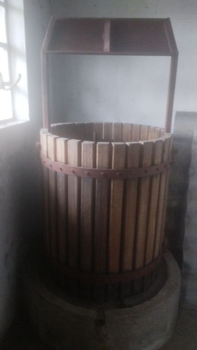 Esmagadora de uvas manual e cesto