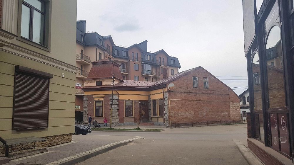 Особняк та земельна ділянка для комерції і забудови в центрі Коломиї