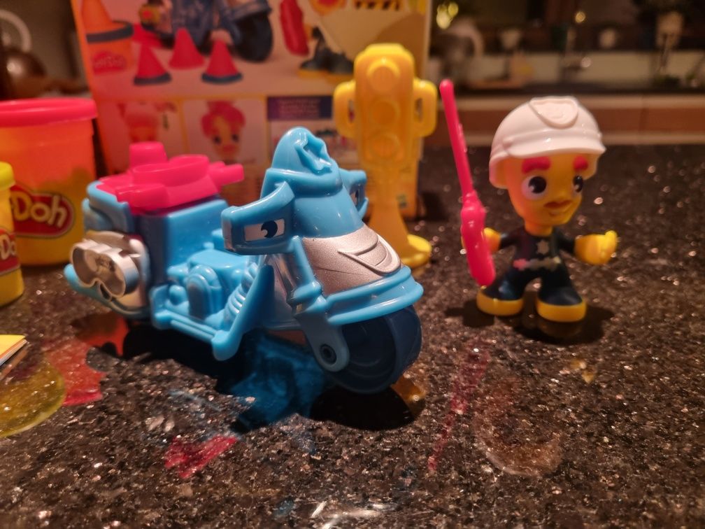 Hasbro Play-Doh Town Motor Policyjny B5975 policjant ciastolina police