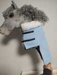 Jasnoniebieska derka na hobby horse a4