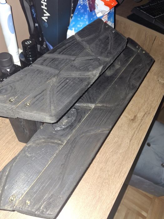 drewniana czarna półka