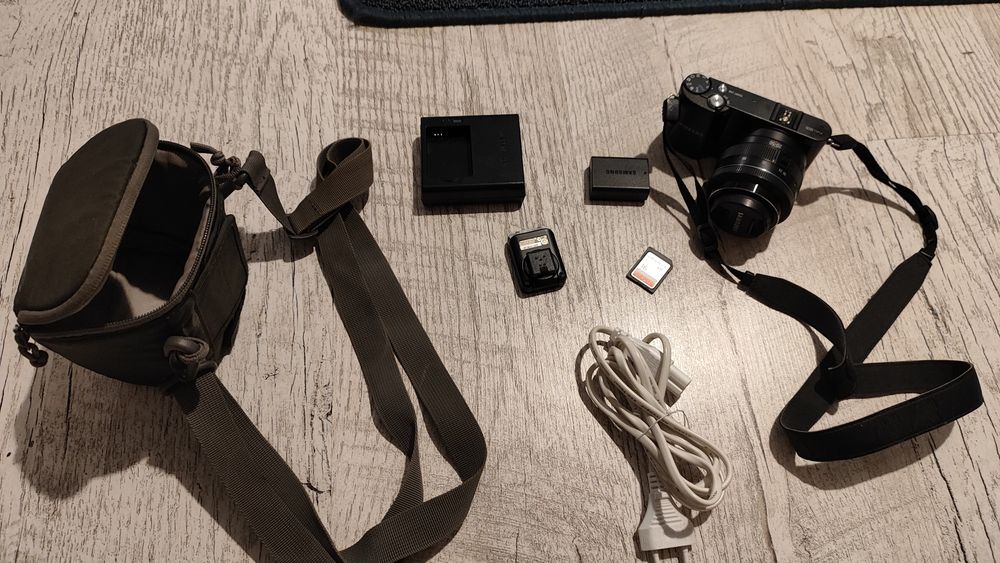 Samsung NX1100 w stanie idealnym lampa, ładowarka, batera