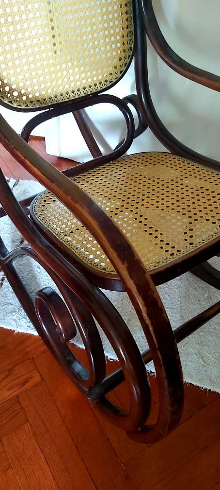 Fotel bujany z rattanem