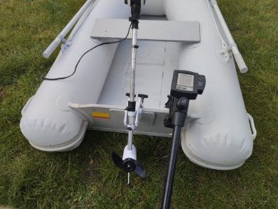 Ponton wędkarski Hercules razem z silnikiem elektronicznym i z echoson