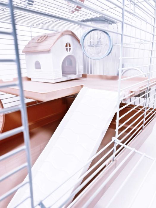 Просторная клетка для хомяка. Нежные цвета, полный комплект. Av511.