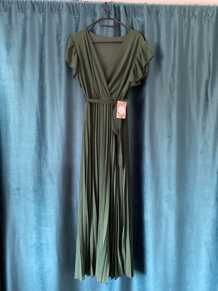 Maxi sukienka plus size plisowna długa. Butelkowa zieleń