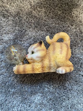Kot kotek ozdoba figurka ogrodowa lampka słoneczna