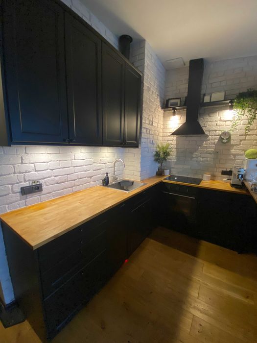 Czarna drewniana kuchnia IKEA LAXARBY (LERHYTTAN) METOD fronty szafki