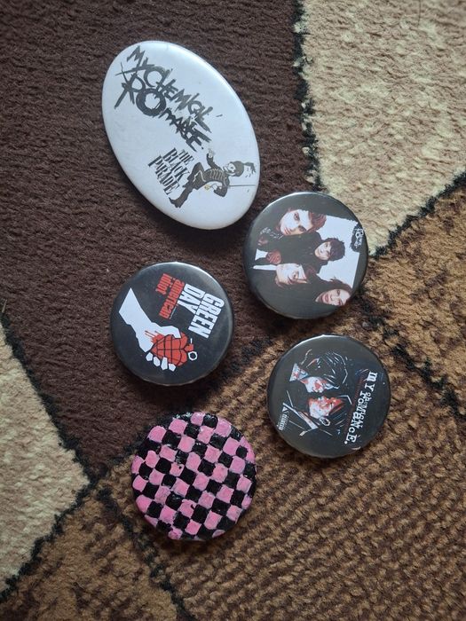 Значки з гуртами. My chemical romance,green day. Емо