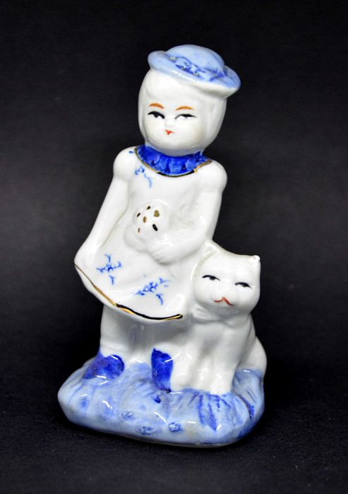 Porcelanowa Figurka Dziewczynka z kotem Lata 80. Niesygnowana