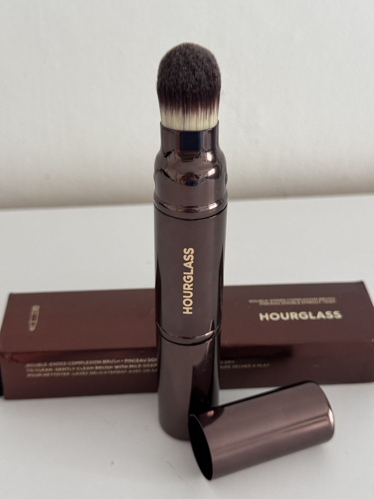 Nowy pędzel do makijażu Hourglass Double-Ended Complexion Brush