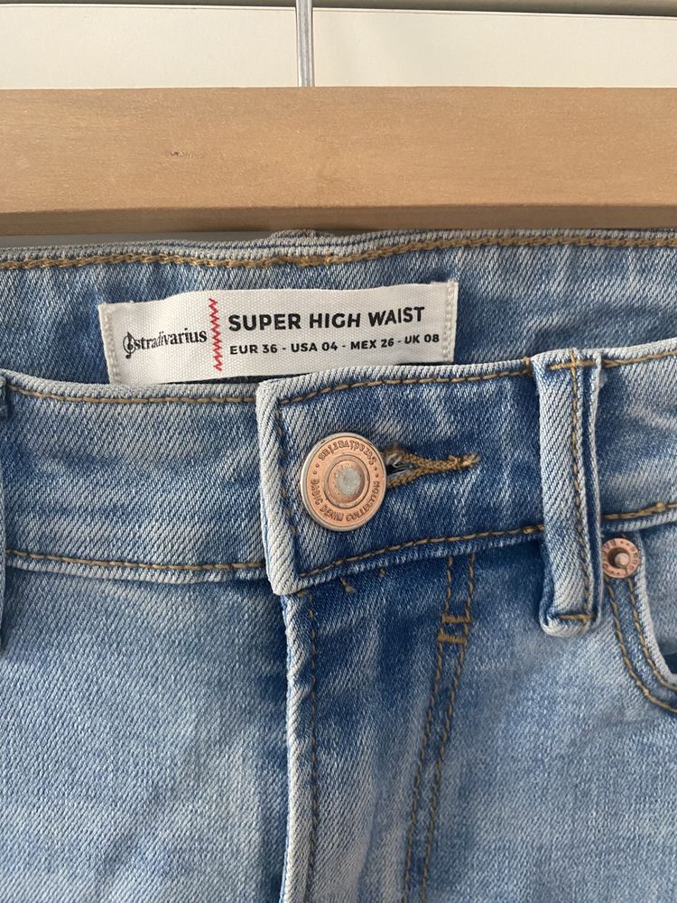 Spodnie z wysokim stanem z dziurami stradivarius super high waist